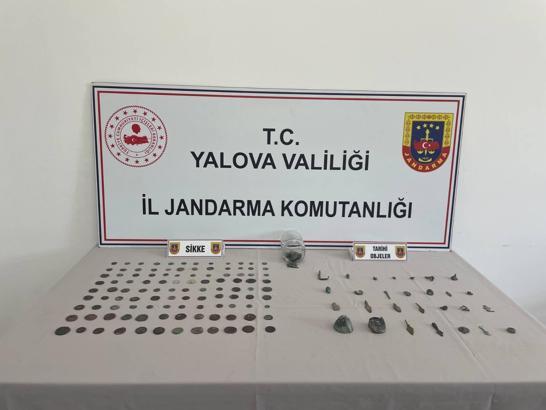 Yalova’da durdurulan araçta 228 sikke ile 28 tarihi obje ele geçirildi
