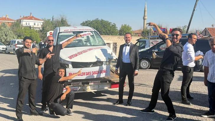 Düğünde arkadaşları, damada hurda otomobil hediye etti