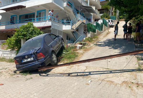 Elektrik direğini devirip evin balkonuna çarpan otomobilin sürücüsü yaralandı