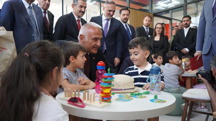 Bakan Ersoy: Kütüphaneleri üretim ve fırsat merkezlerine dönüştürüyoruz