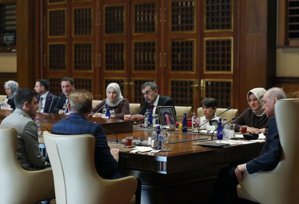 Cumhurbaşkanı Erdoğan, Kahramanmaraş'taki okul saldırısında hayatını kaybeden öğrencilerin ailelerini kabul etti