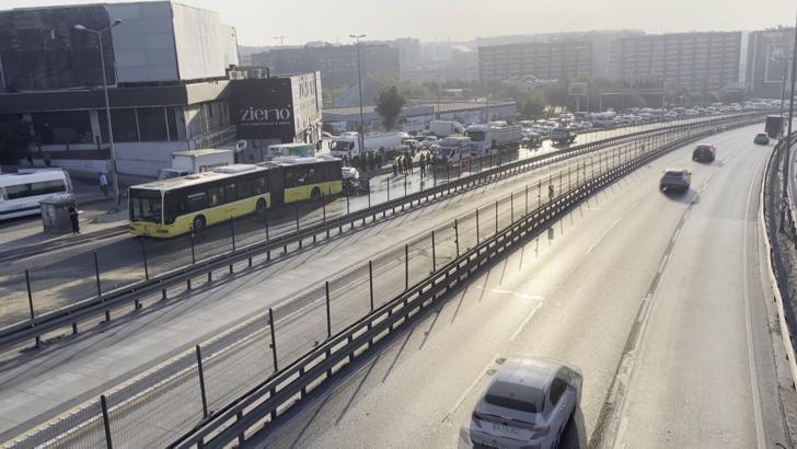 Küçükçekmece D-100'de otomobil, İETT otobüsüne çarptı; yaralılar var -1