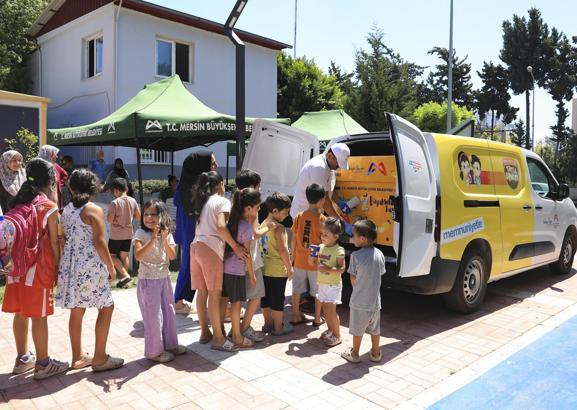 Mersin Büyükşehir, esnafı serinletti