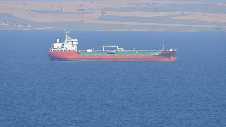 Çanakkale'de bacasında yangın çıkan gemi demirletildi