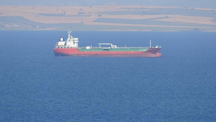 Çanakkale'de bacasında yangın çıkan gemi demirletildi