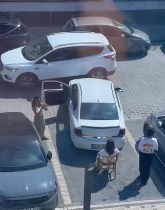 Sandalyeye oturup kafenin önüne otomobilini park etmek isteyen sürücüye engel oldu