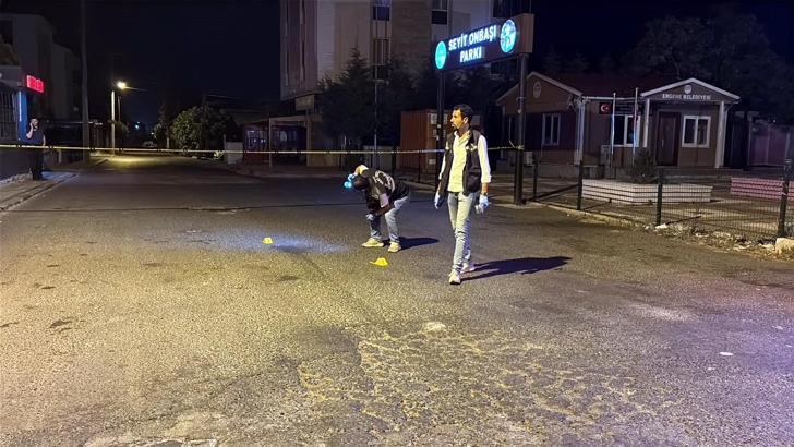 Husumetlilerini cadde ortasında tüfekle yaraladı