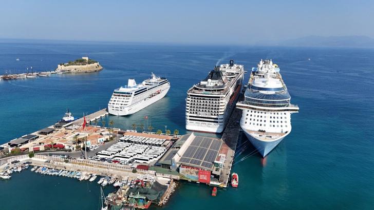 Kuşadası'na 1 günde 3 kruvaziyerle 9 bin 130 turist geldi