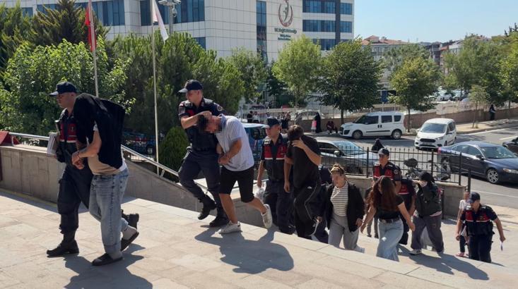 Ormana götürdükleri kişiye kadın kıyafeti giydirip videosunu çeken 6 şüpheli gözaltına alındı