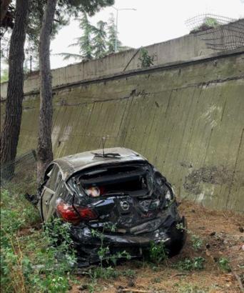 Aynı yöne giden otomobiller çarpıştı; 1 yaralı