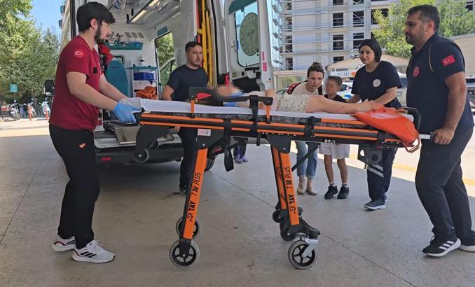 Otomobil ile motosiklet çarpıştı; sürücü ile 2 çocuğu yaralandı