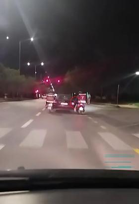 Seyir halinde yakıtı biten otomobili motosikletli kuryeler ayaklarıyla itekledi