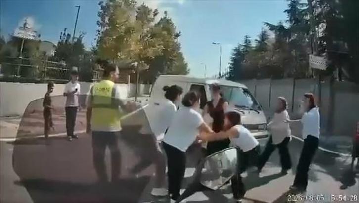 Sancaktepe’de kadınlar arasındaki saç saça kavga kamerada