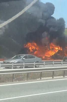 Çatalca'da lastik yüklü TIR'ın dorsesi yandı; alevler tarım arazisine sıçradı