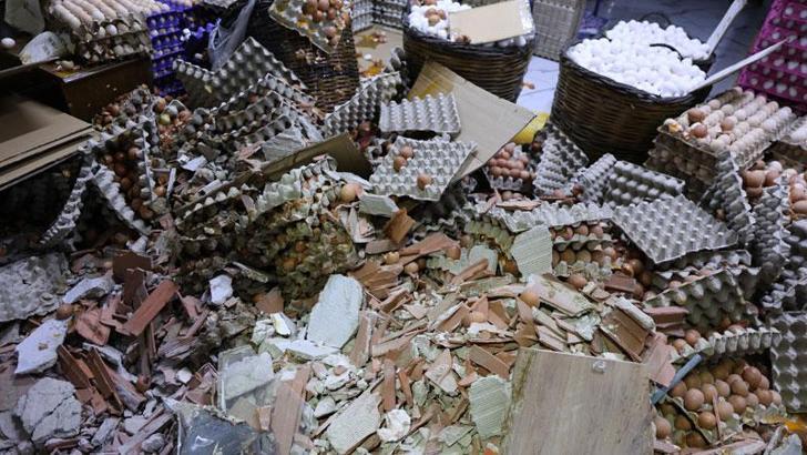 İzmir’de otomobil dönerciye daldı; bitişikteki iş yerinde binlerce yumurta kırıldı