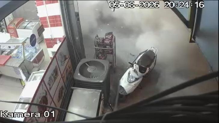 Bahçelievler'de tahliye edilen 4 katlı binanın çöktüğü anlar kamerada
