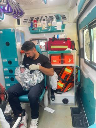 7'nci çocuğunu ambulansta dünyaya getirdi