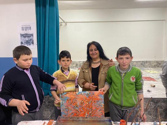 Niğde'de ebru sanatına ilgi artıyor