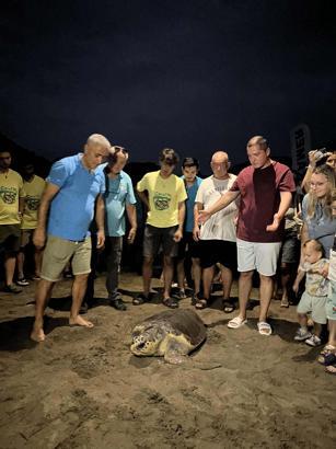 Tedavi edilen yaralı deniz kaplumbağası Kaan-19, 1 yıl sonra doğal yaşam ortamına bırakıldı