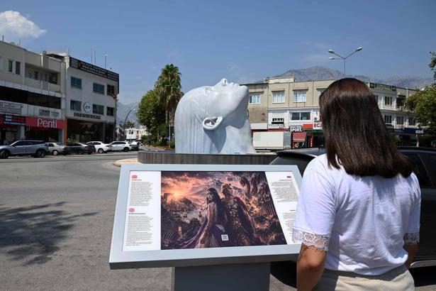 Kemer'in yeni simgesi Henna Heykeli