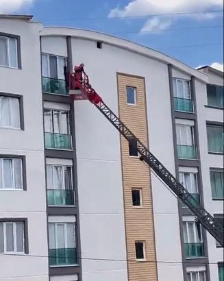 Balkon korkuluğuna sıkışan güvercini itfaiyeciler kurtardı