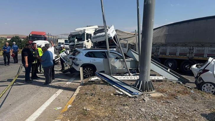 Freni boşalan TIR, kırmızı ışıkta bekleyen araçlara çarptı: 1 ölü, 9 yaralı