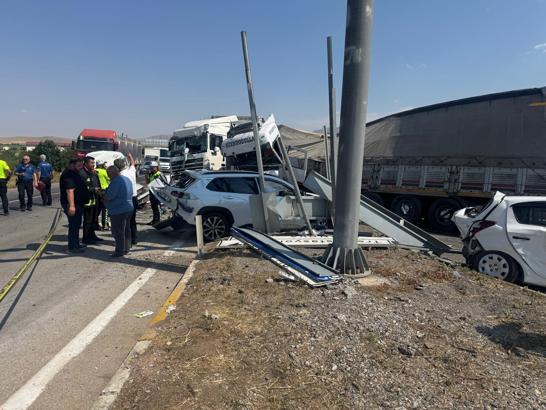 Freni boşalan TIR, kırmızı ışıkta bekleyen araçlara çarptı: 1 ölü, 9 yaralı