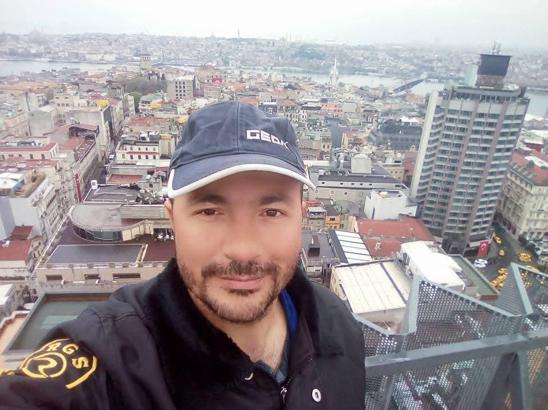 Devrilen traktörün sürücüsü ağır yaralandı