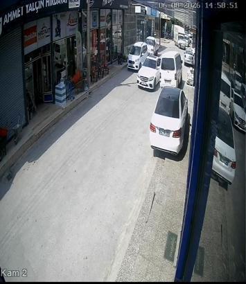 Minibüsün camını kırıp, para ve altınları çalan kar maskeli şüpheliler kamerada