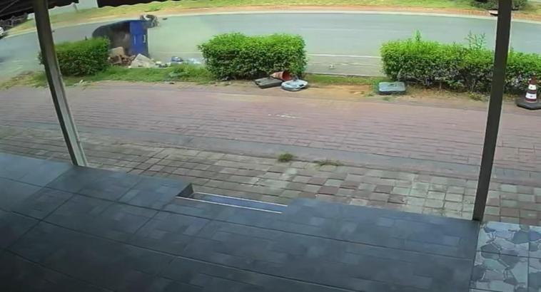 Otomobil ile elektrikli bisiklet çarpıştı: 1'i ağır, 2 yaralı
