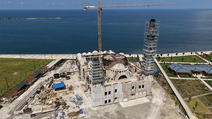 Eski TBMM Başkanı Kahraman, yapımı süren Recep Tayyip Erdoğan Camii’nde incelemede bulundu