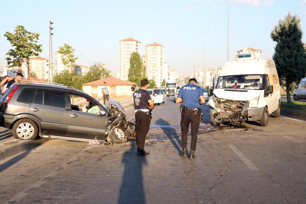 Kayseri'de karşı şeride geçen otomobil ile minibüs çarpıştı: 2 yaralı