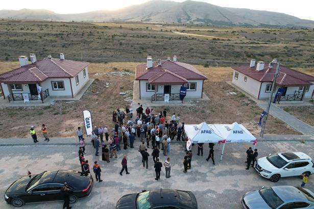 Kayseri’de depremde evleri ağır hasar alan 15 aileye anahtar teslim töreni