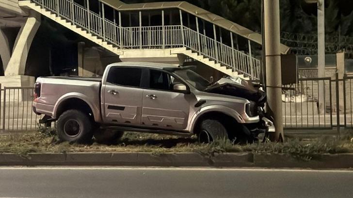 Eskişehir'de alkollü sürücünün kullandığı kamyonet aydınlatma direğine çarptı; 1 yaralı