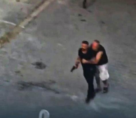 Taziye evindeki kavgada silah çekip husumetlilerini kovaladı