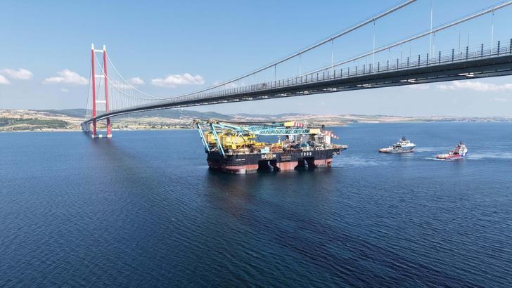 Dev vinç gemisi, 1915 Çanakkale Köprüsü altından geçti