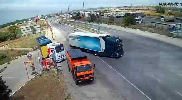 TIR ile çarpışan otomobilin sürücüsü yaralandı