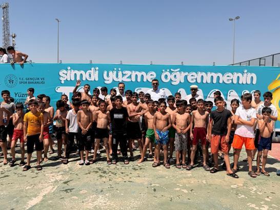Kaymakam Akbulut, yüzme ve futbol kurslarındaki öğrencilerle buluştu