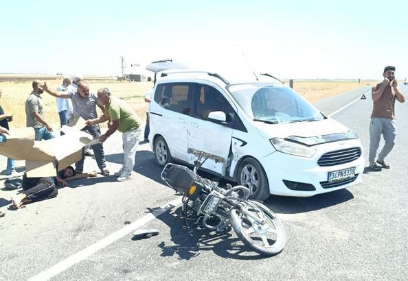 Yaralı motosiklet sürücüsünü güneşten korumak için kartonla gölge yaptılar