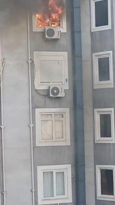 2 daireyi küle çeviren yangında mahsur kalan aile kurtarıldı