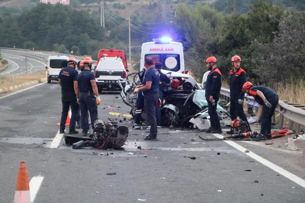 Karşı şeride geçen otomobil, başka bir otomobille çapıştı: 1 ölü, 2 ağır yaralı