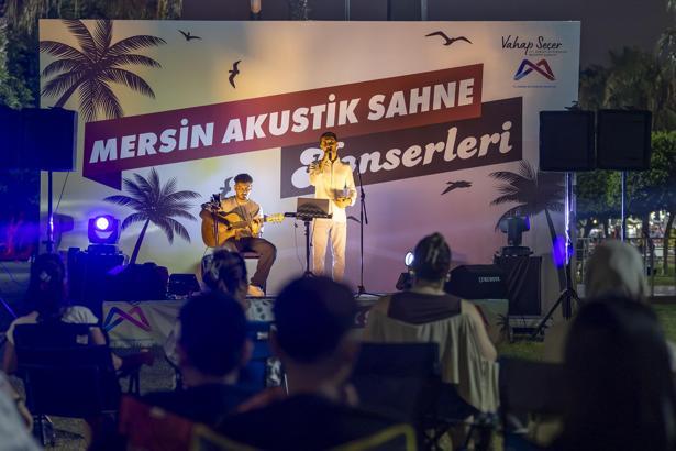 Sahilden akustik ezgiler yükseliyor