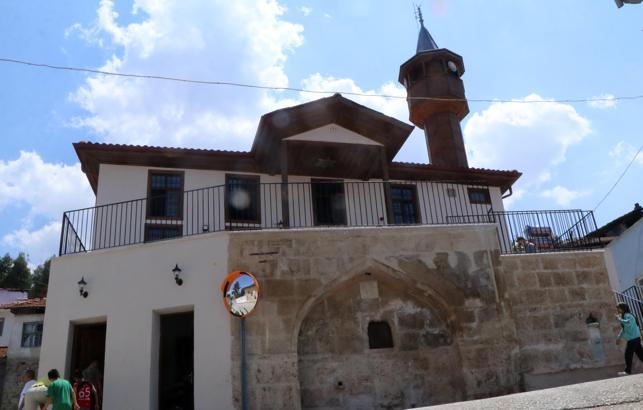 Restorasyonu tamamlanan cami ibadete açıldı