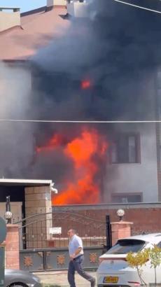 Depoda çıkan yangın apartmana sıçradı