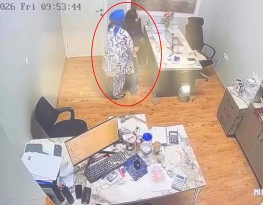 Nefes borusuna şeker kaçan kadın, Heimlich manevrasıyla kurtarıldı; o anlar kamerada