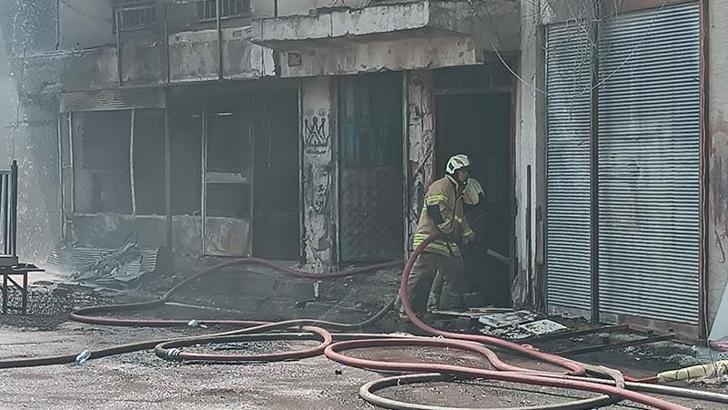 İzmir'de sünger deposunda yangın