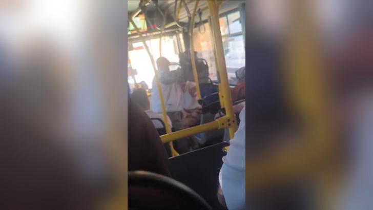 Halk otobüsünde yumruklu kavga kamerada