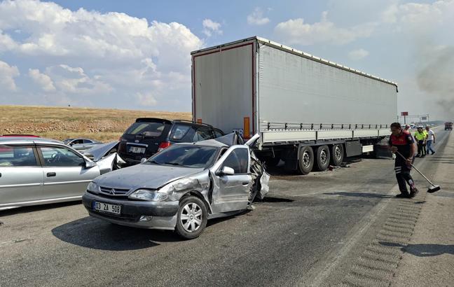 Anız yangını nedeniyle görüş mesafesi düştü; 13 araç birbirine girdi