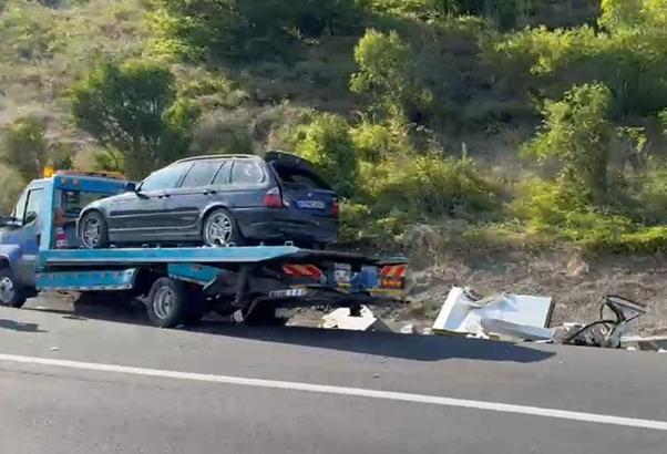 Otoyolda otomobil ile çarpışan kamyonet devrildi