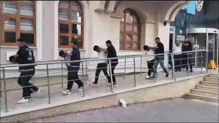 Minibüsün camını kırıp, para ve altınları çalan kar maskeli 5 şüpheli tutuklandı